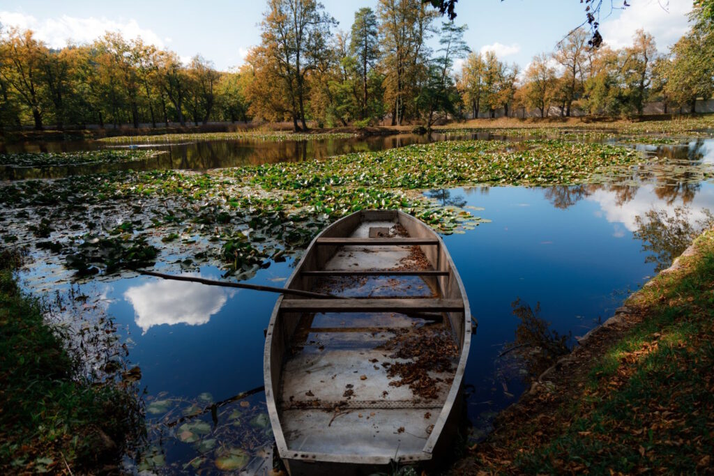 Mazury, znane jako "Kraina Tysiąca Jezior", od lat przyciągają turystów i inwestorów z całej Polski oraz z zagranicy