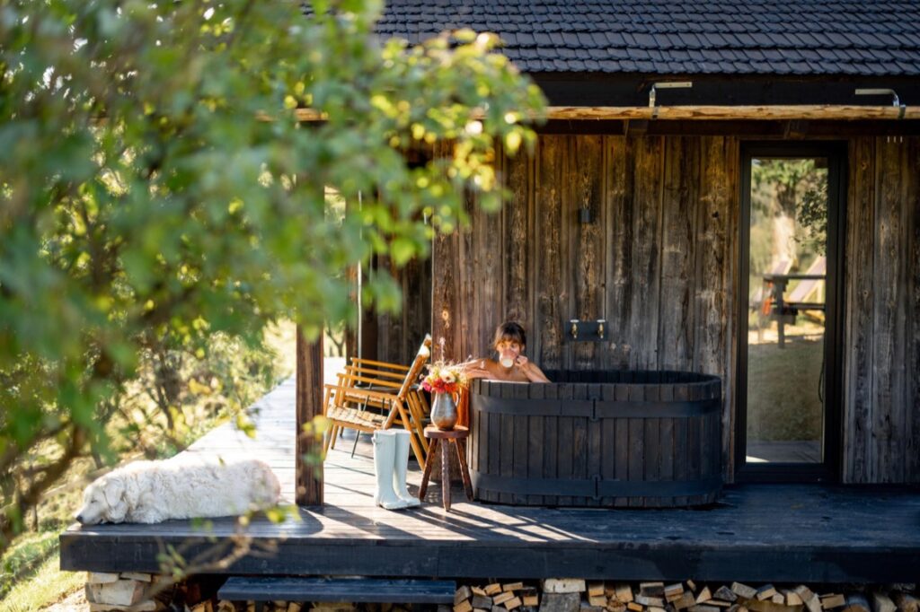 Działki przybrzeżne są atrakcyjne przede wszystkim ze względu na ich unikatową lokalizację, co przekłada się na wysoką wartość rynkową